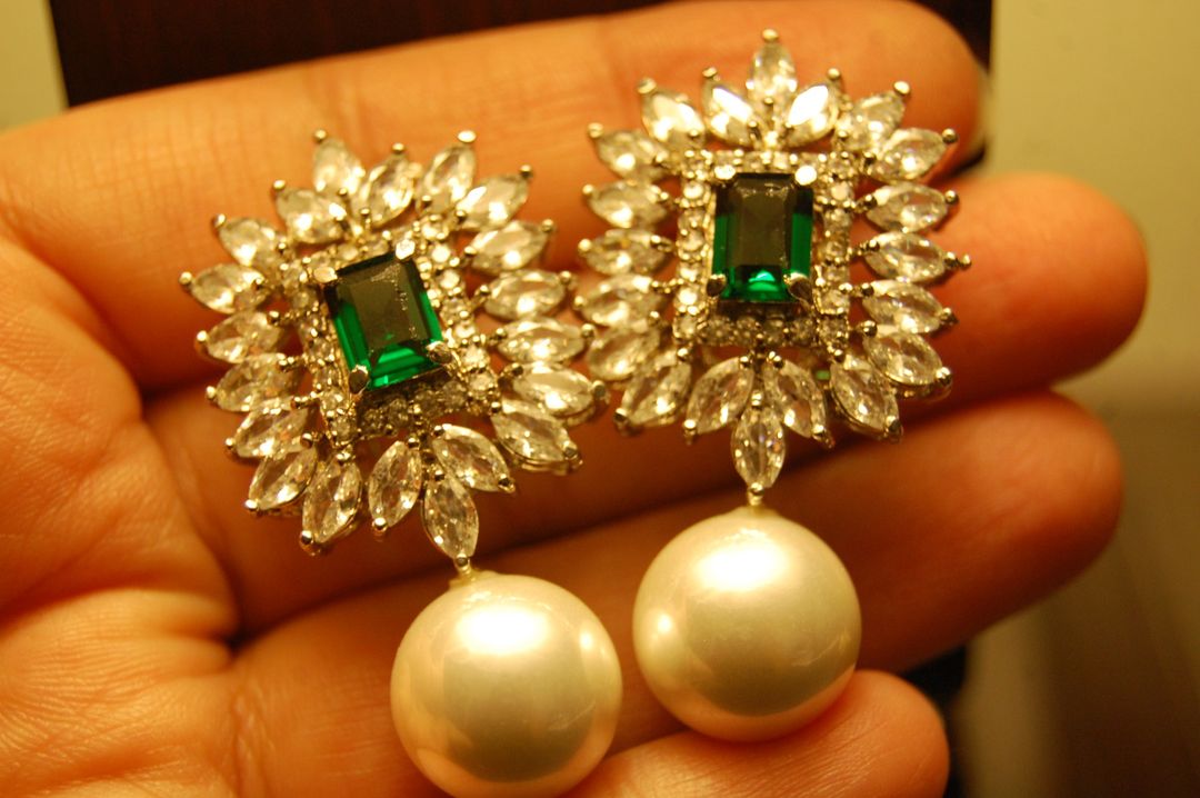 GREEN ZIRCON & PEARL EARRINGS