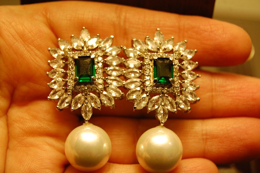 GREEN ZIRCON & PEARL EARRINGS