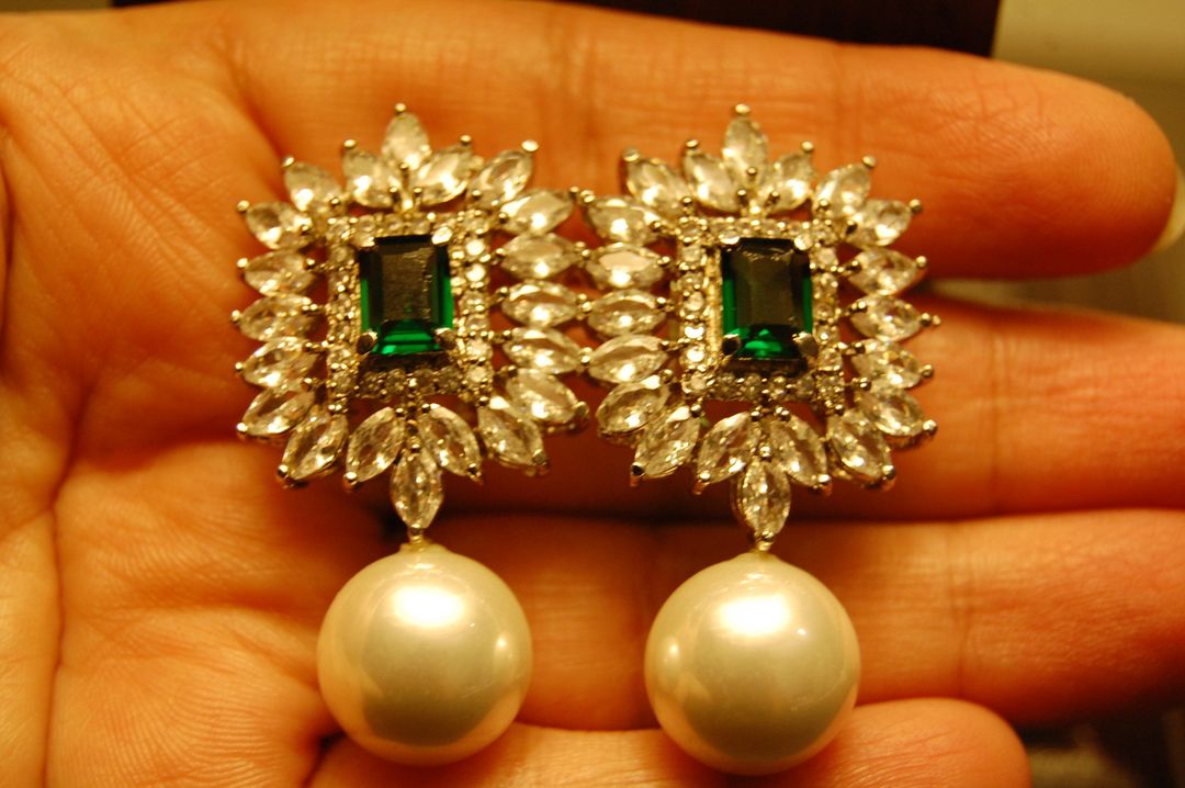 GREEN ZIRCON & PEARL EARRINGS