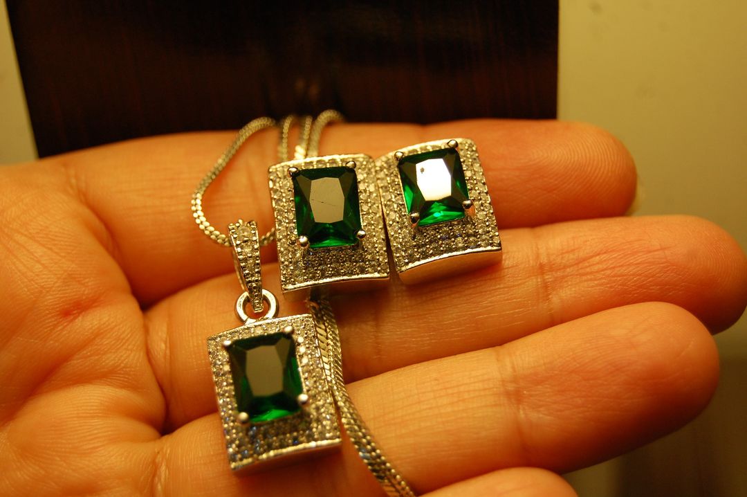 ZIRCON & GREEN PENDENT SET