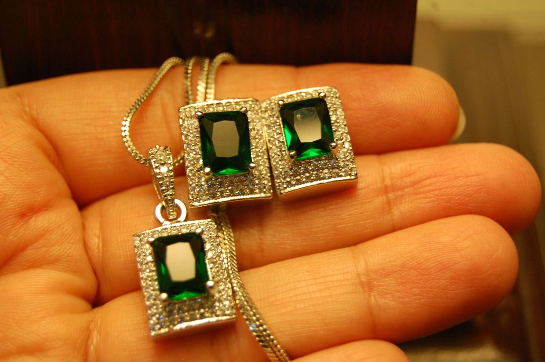 ZIRCON & GREEN PENDENT SET