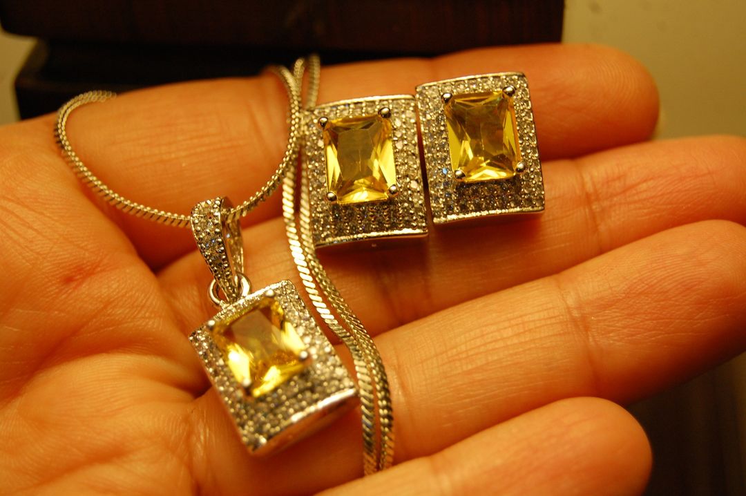 ZIRCON & YELLOW PENDENT SET