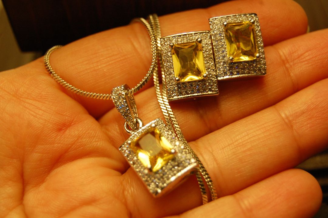 ZIRCON & YELLOW PENDENT SET