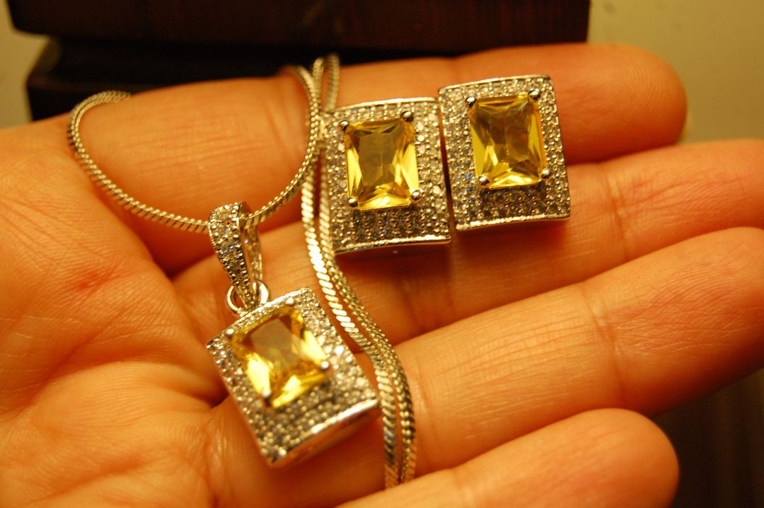 ZIRCON & YELLOW PENDENT SET