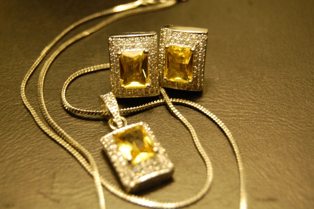 ZIRCON & YELLOW PENDENT SET