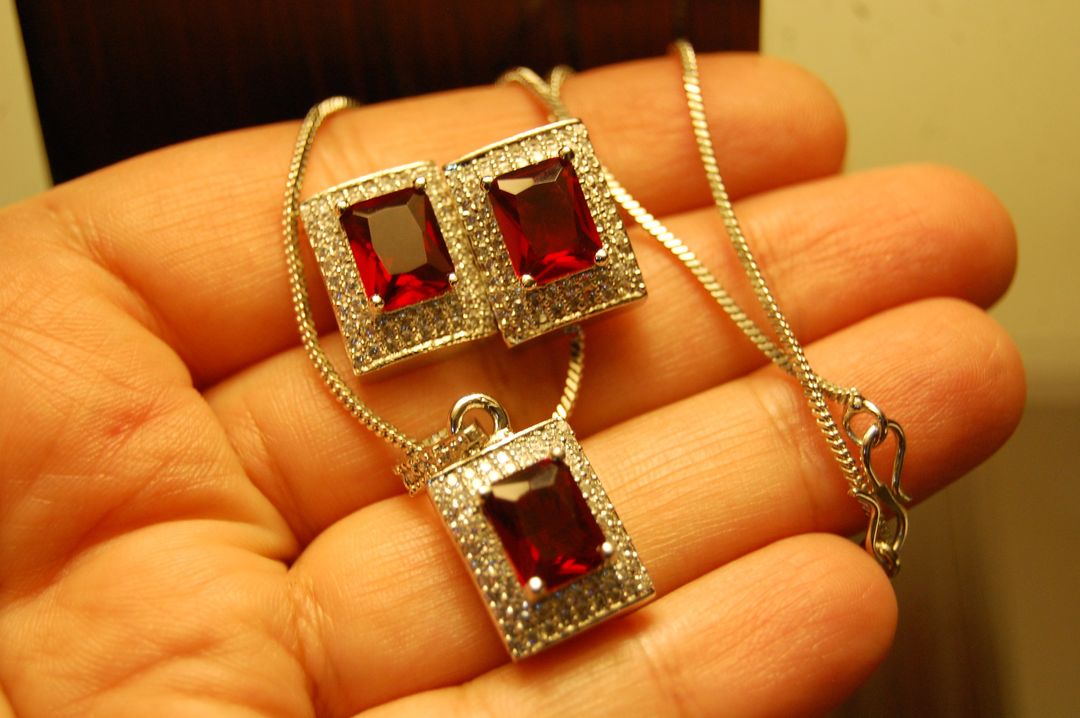 ZIRCON & RED PENDENT SET