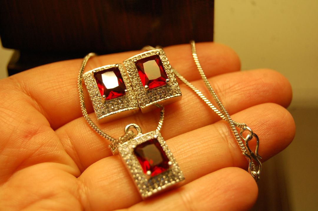 ZIRCON & RED PENDENT SET