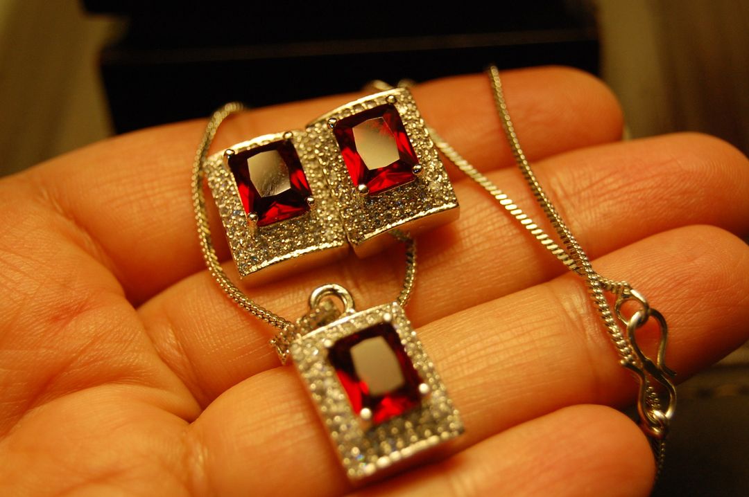 ZIRCON & RED PENDENT SET