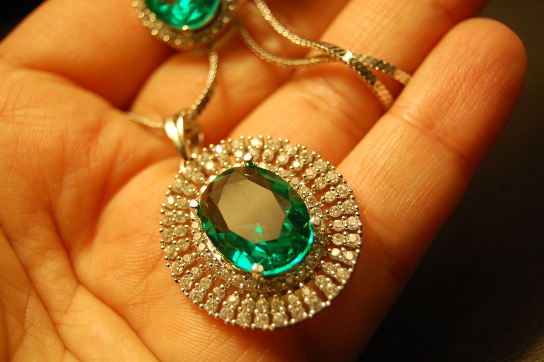 ZIRCON PENDANT SET IN GREEN