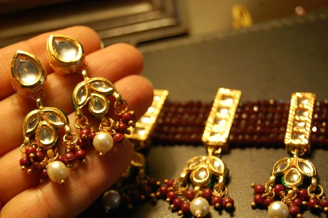 ELEGANT CHOKER KUNDAN SET IN RED