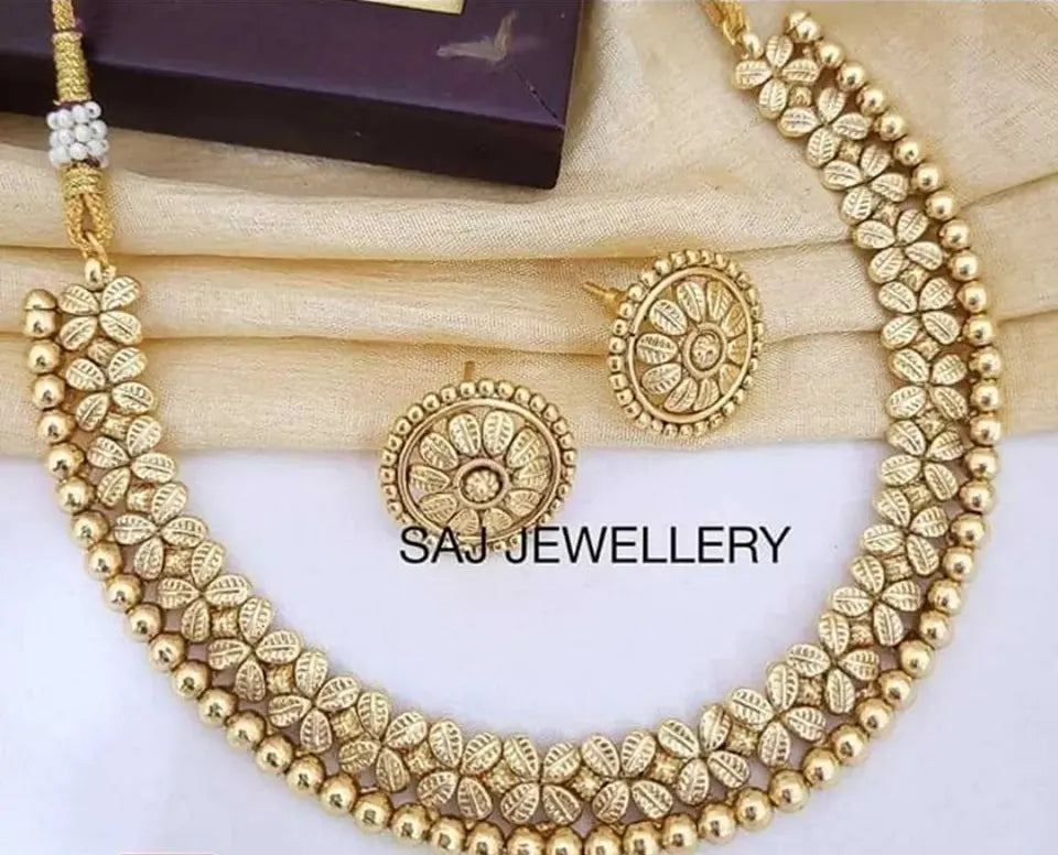 DELICATE GOLDEN GULUBAND SET