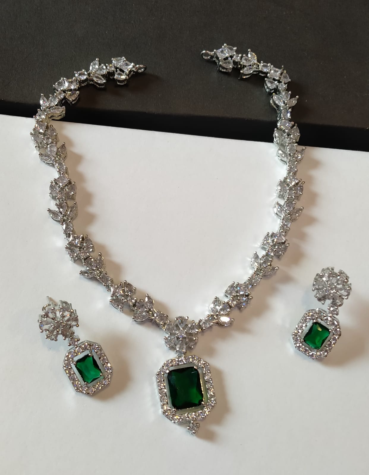 ELEGANT ZIRCON SET IN EMERALD GREEN