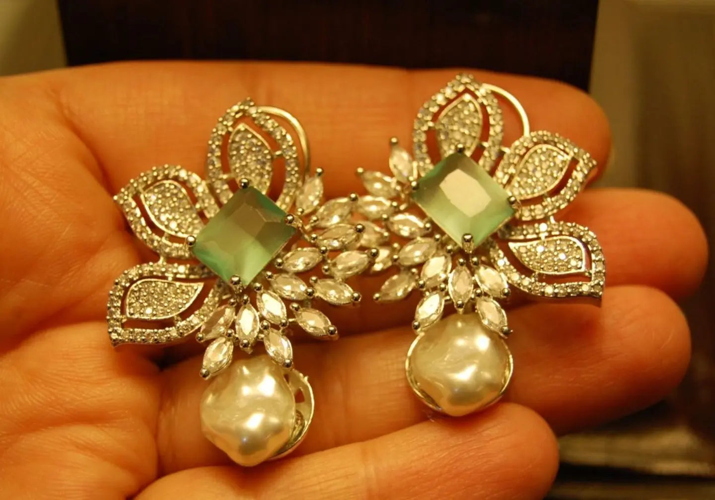 ZIRCON EARRINGS IN JADE GREEN