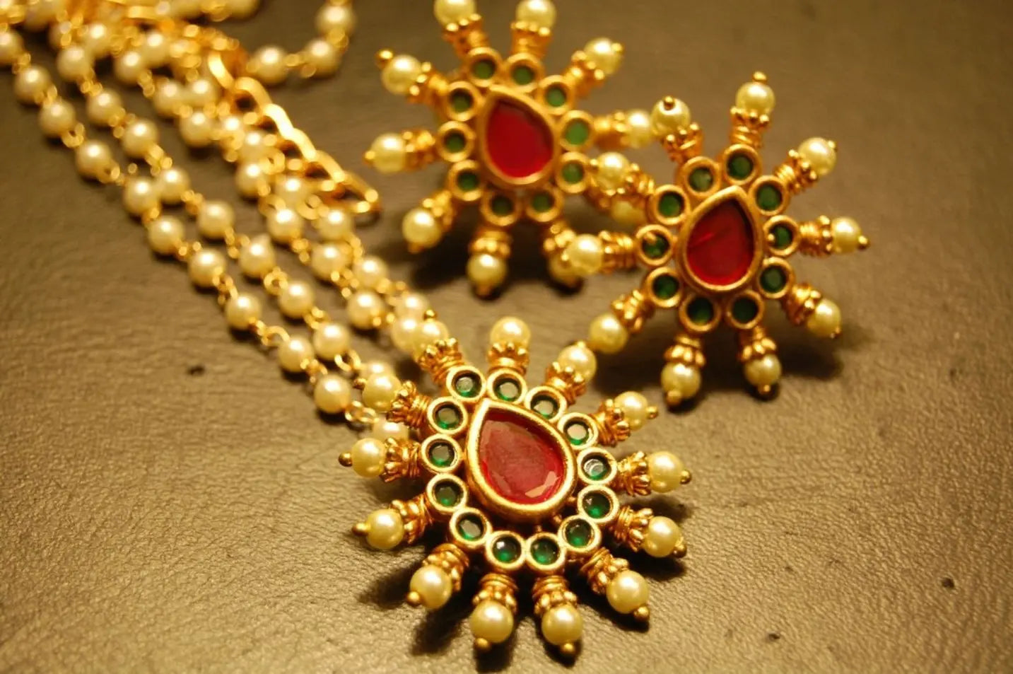 PRACTICAL EARRINGS & PENDANT SET