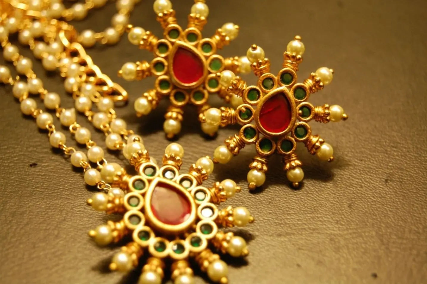 PRACTICAL EARRINGS & PENDANT SET