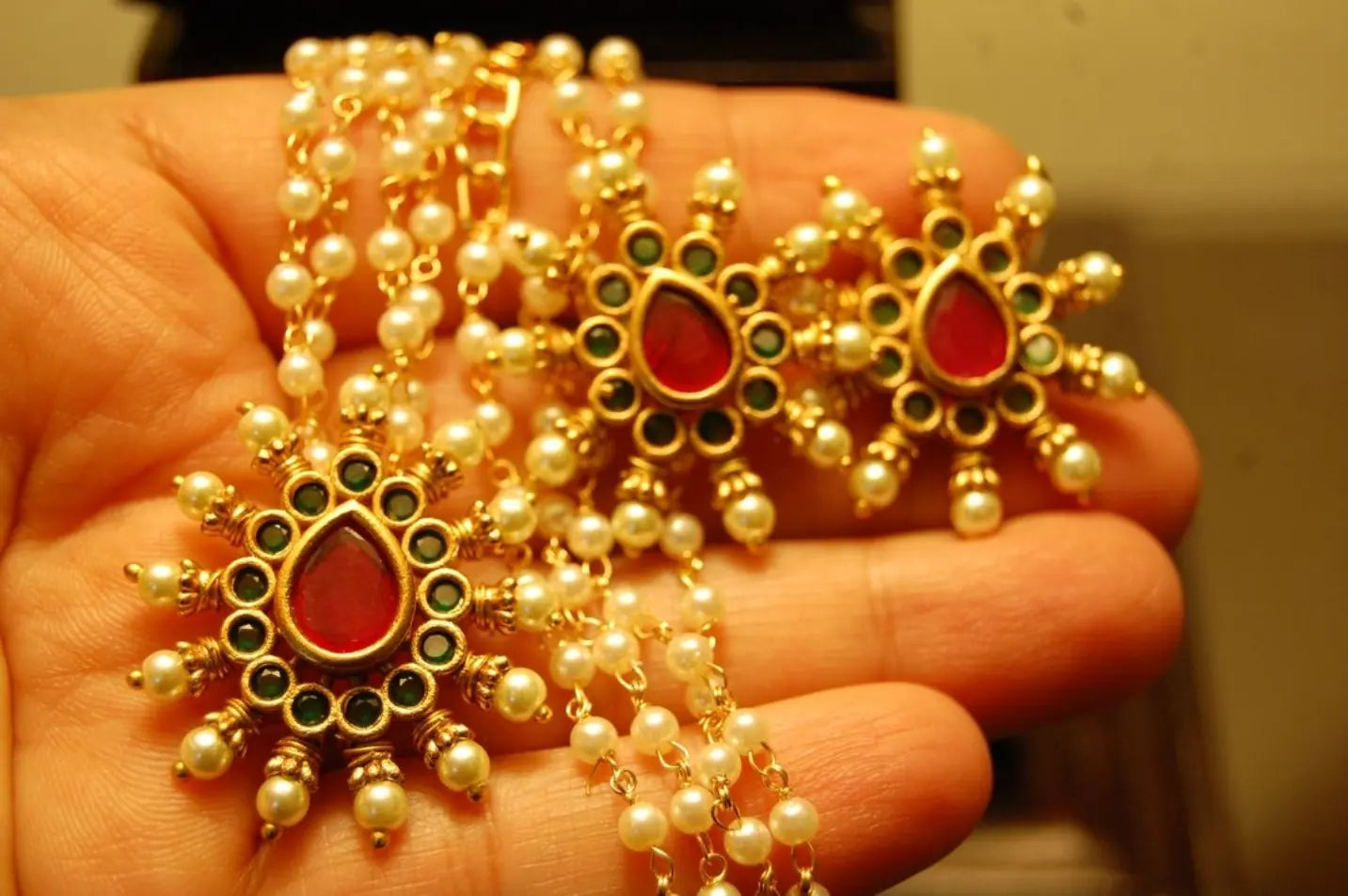 PRACTICAL EARRINGS & PENDANT SET
