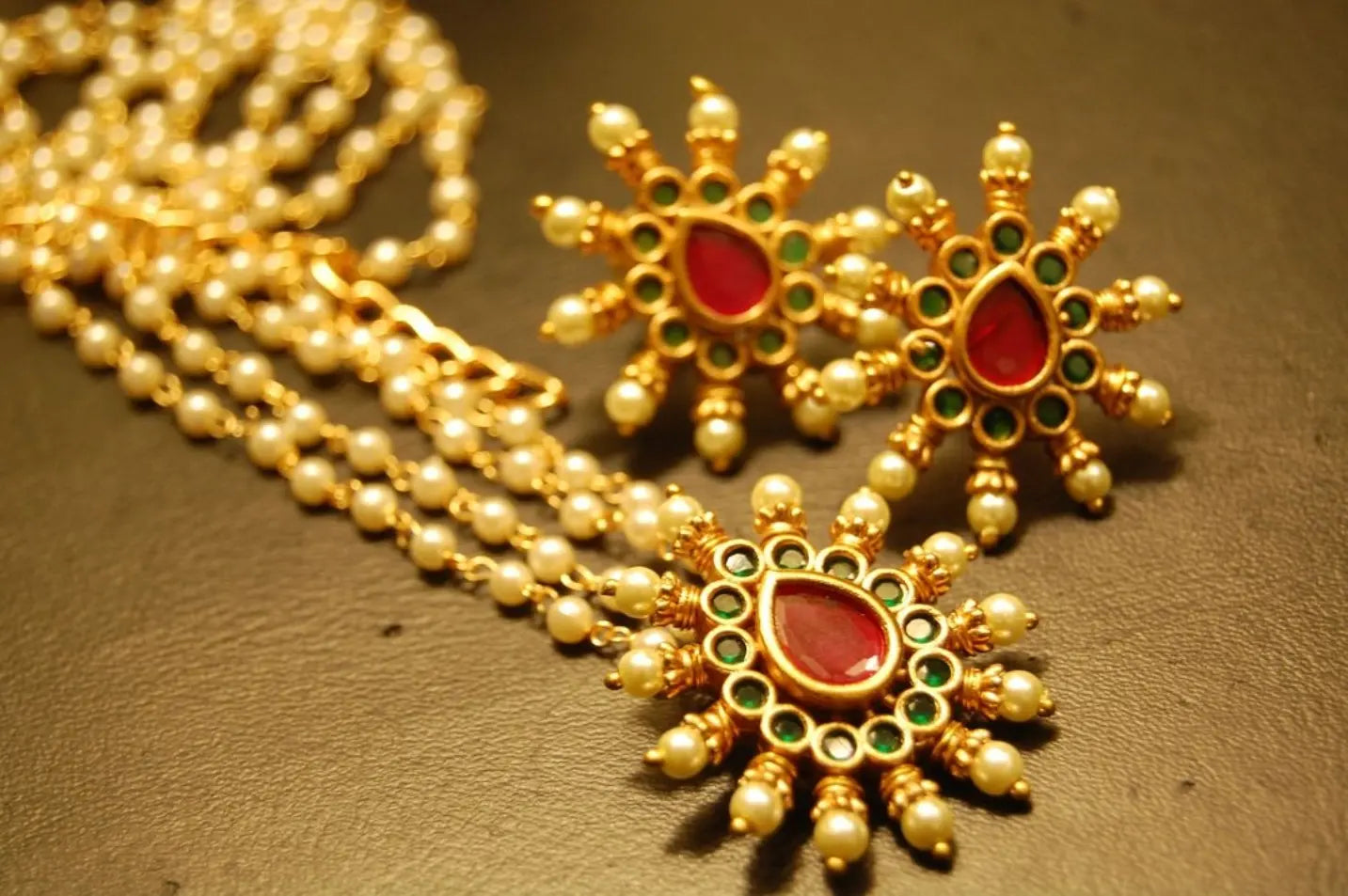 PRACTICAL EARRINGS & PENDANT SET