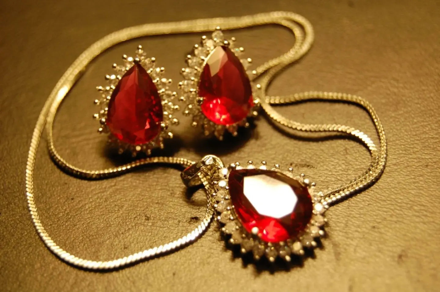 RED & ZIRCON PENDANT SET