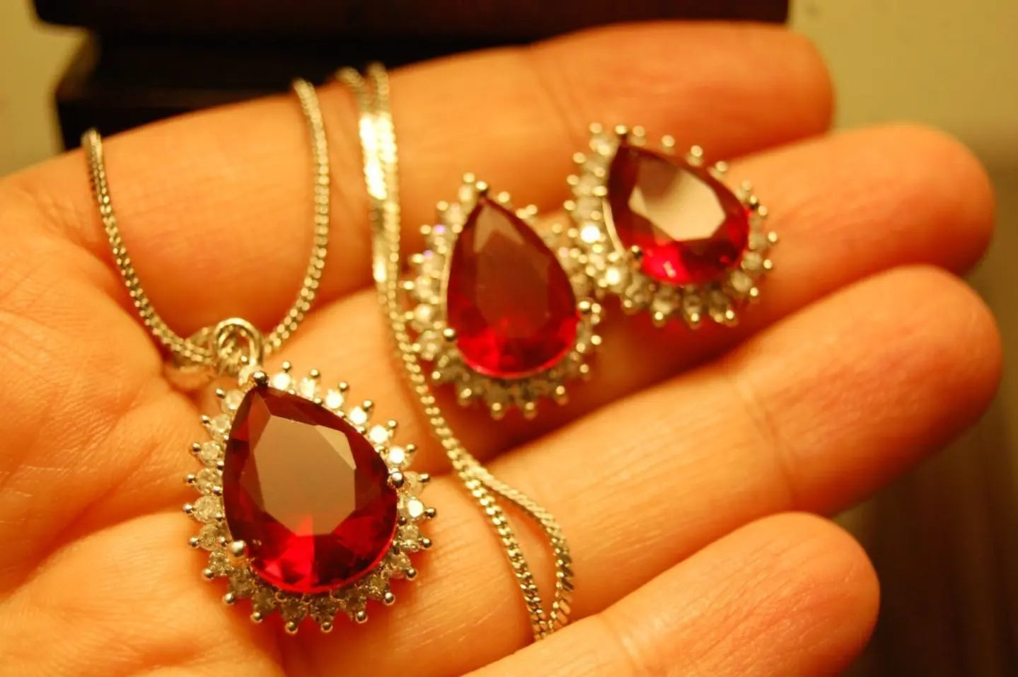 RED & ZIRCON PENDANT SET