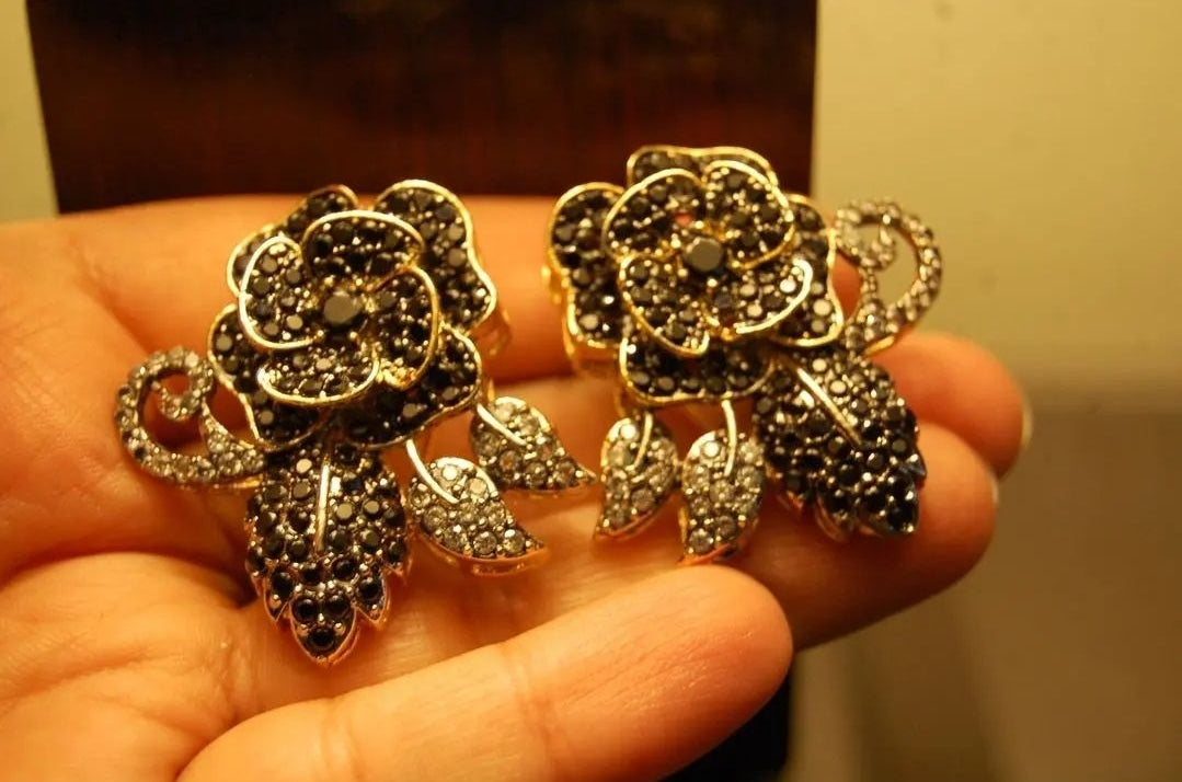 FLORAL EARRINGS IN BLACK & ZIRCON
