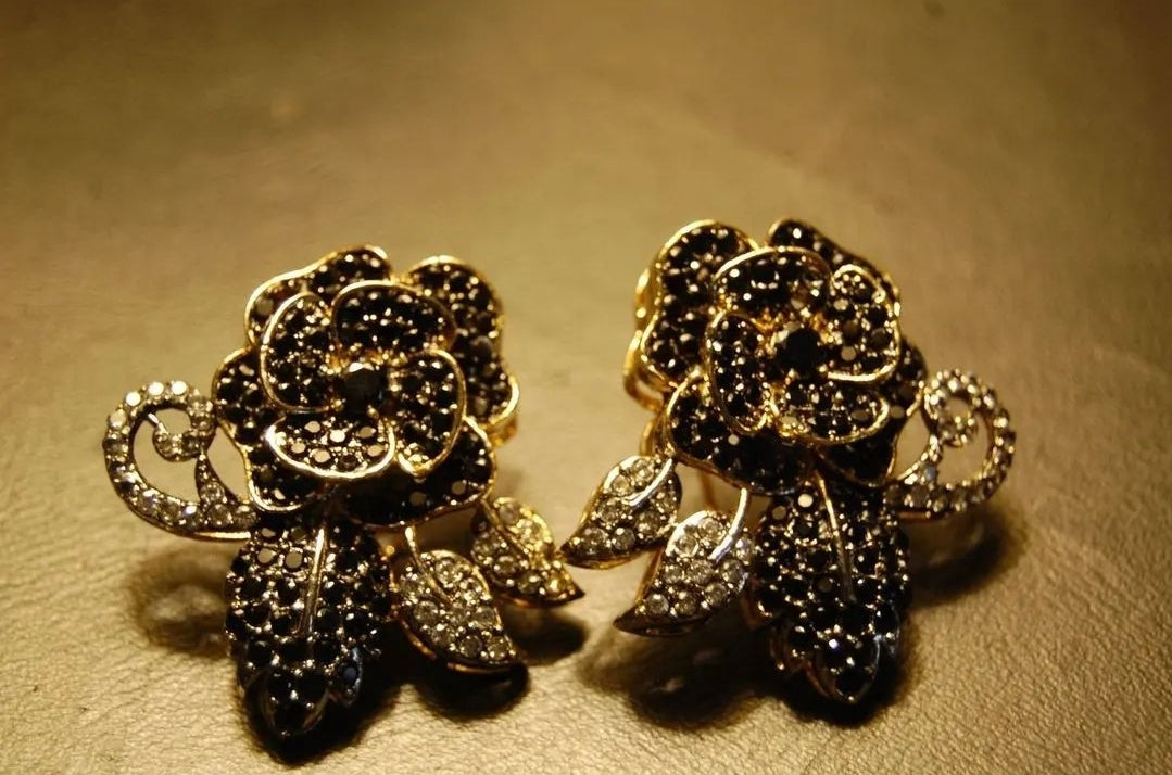 FLORAL EARRINGS IN BLACK & ZIRCON