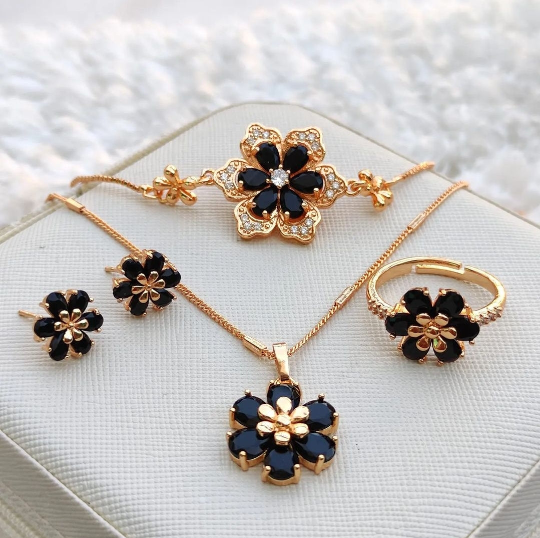 PENDENT SET IN BLACK