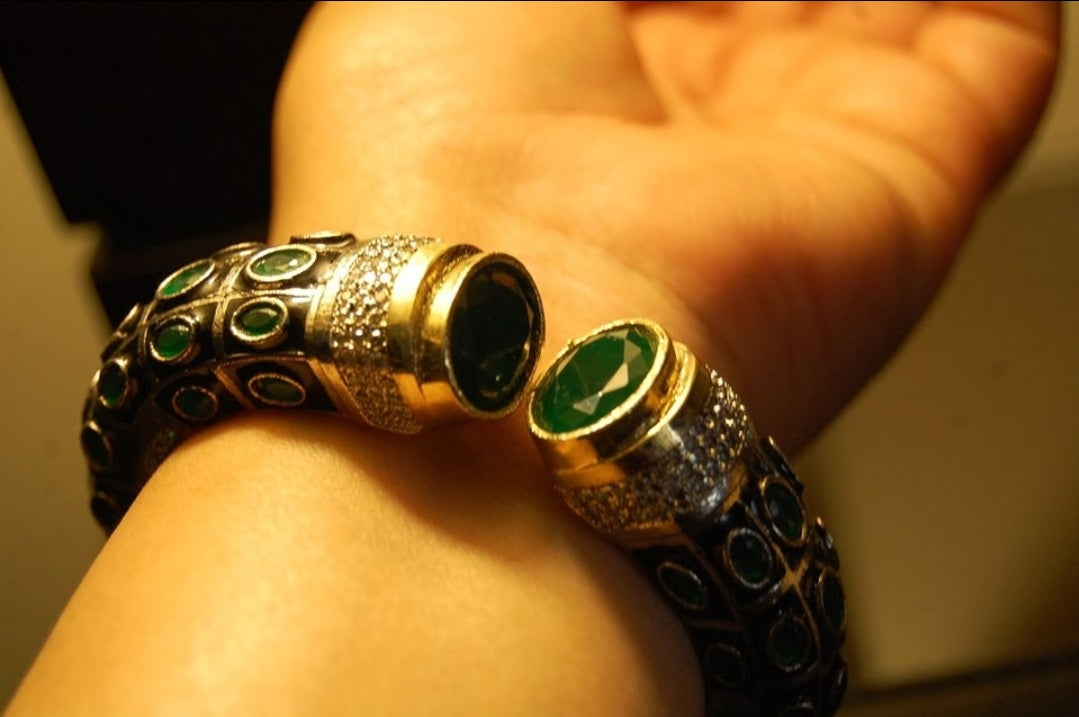 GREEN STONE KARA