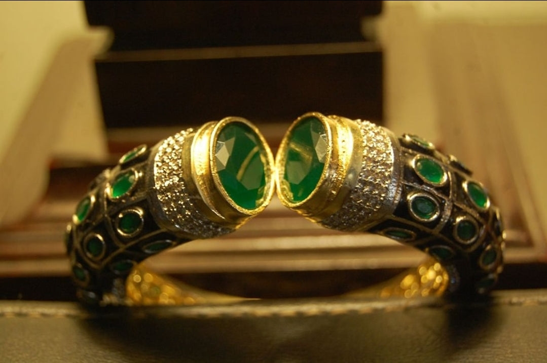 GREEN STONE KARA