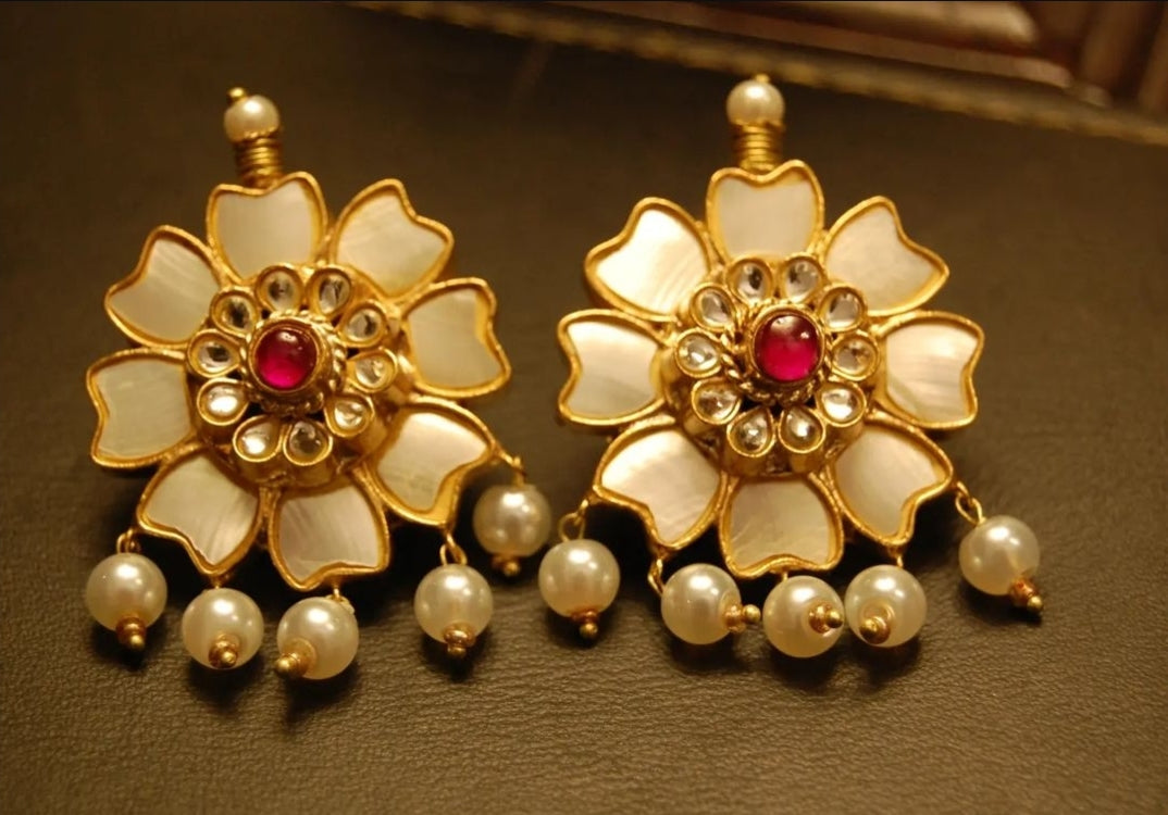 FLORAL EARRINGS IN MOTHER OF PEARL & RED