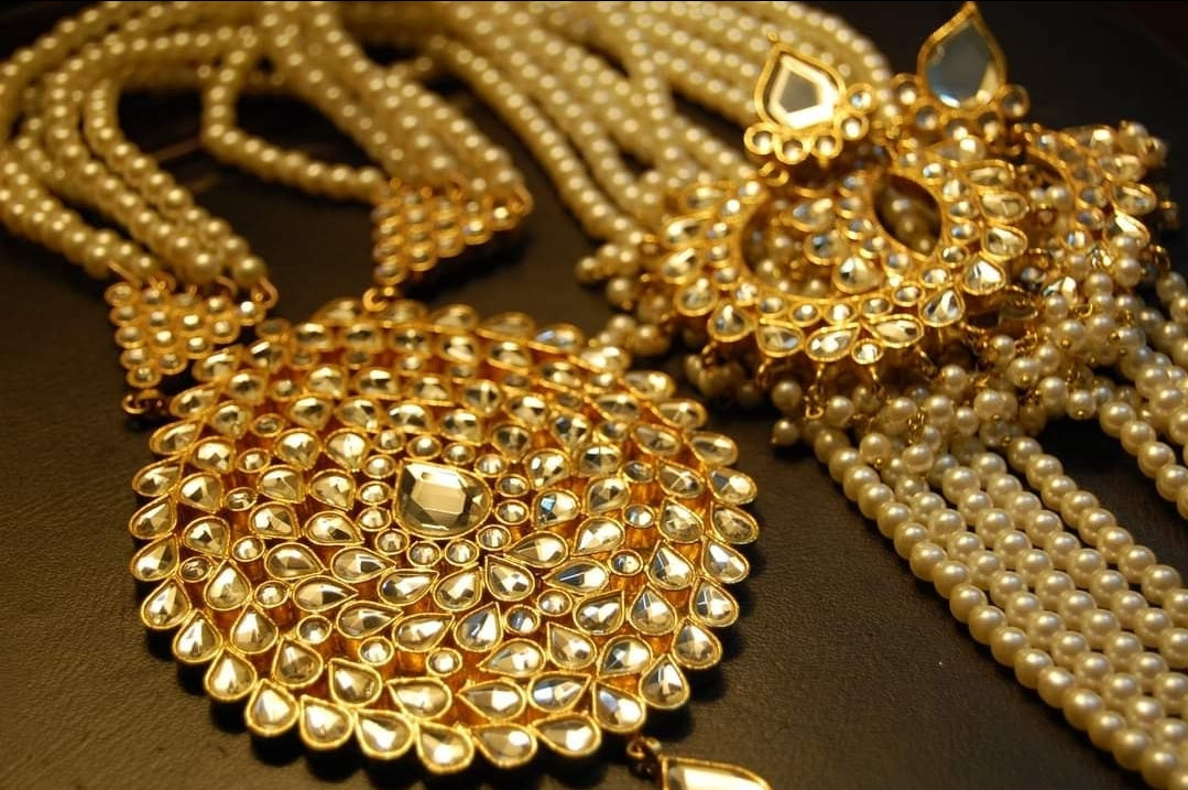 KUNDAN & PEARLS MALA SET