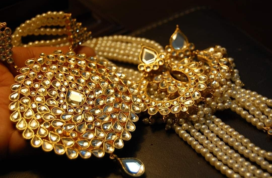 KUNDAN & PEARLS MALA SET