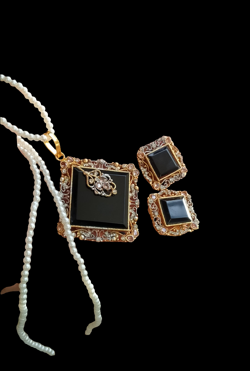 ELEGANT ZIRCON & BLACK PENDENT SET