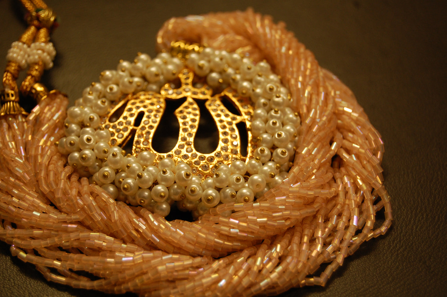 CALLIGRAPHIC PENDENT IN PINK MALA