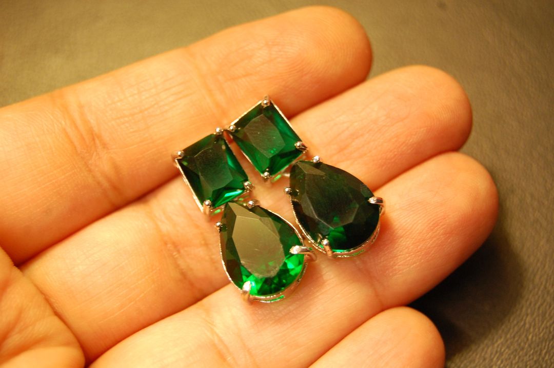EMERALD GREEN DROP EARRINGS