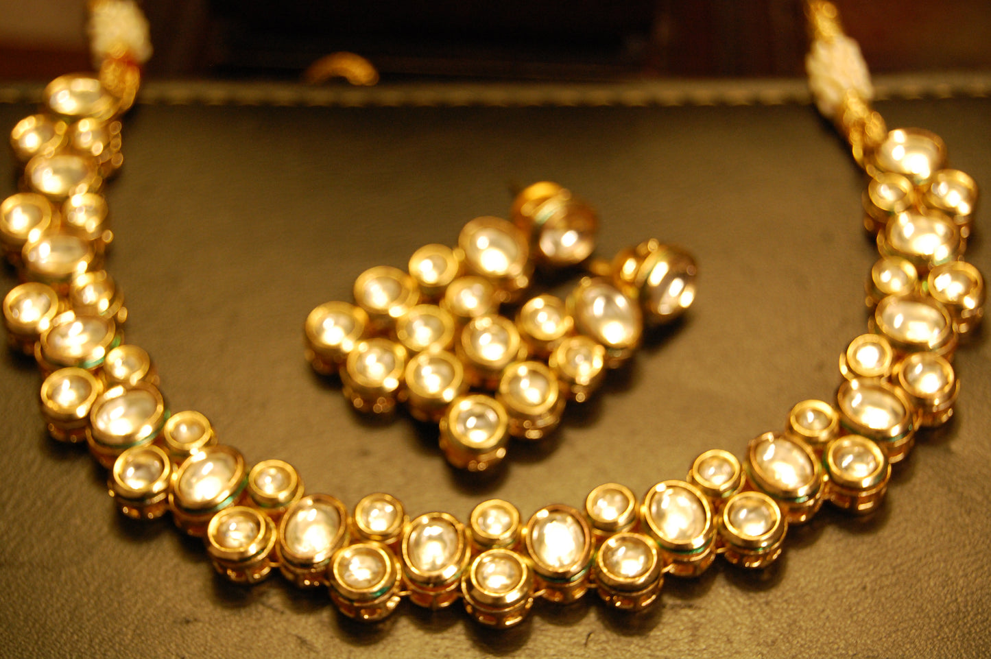 ELEGANT KUNDAN SET