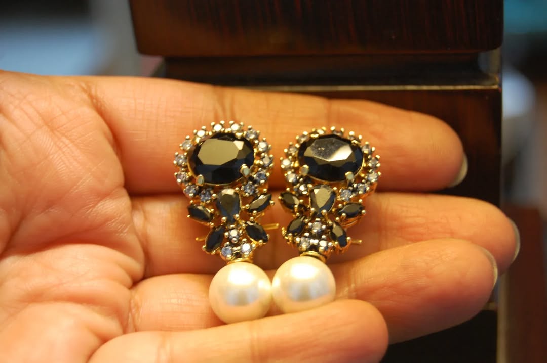 BLACK & PEARL EARRINGS