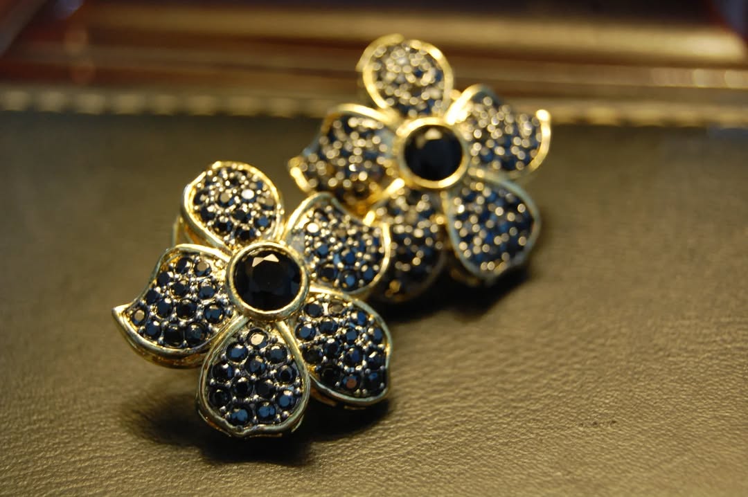 FLORAL BLACK EARRINGS