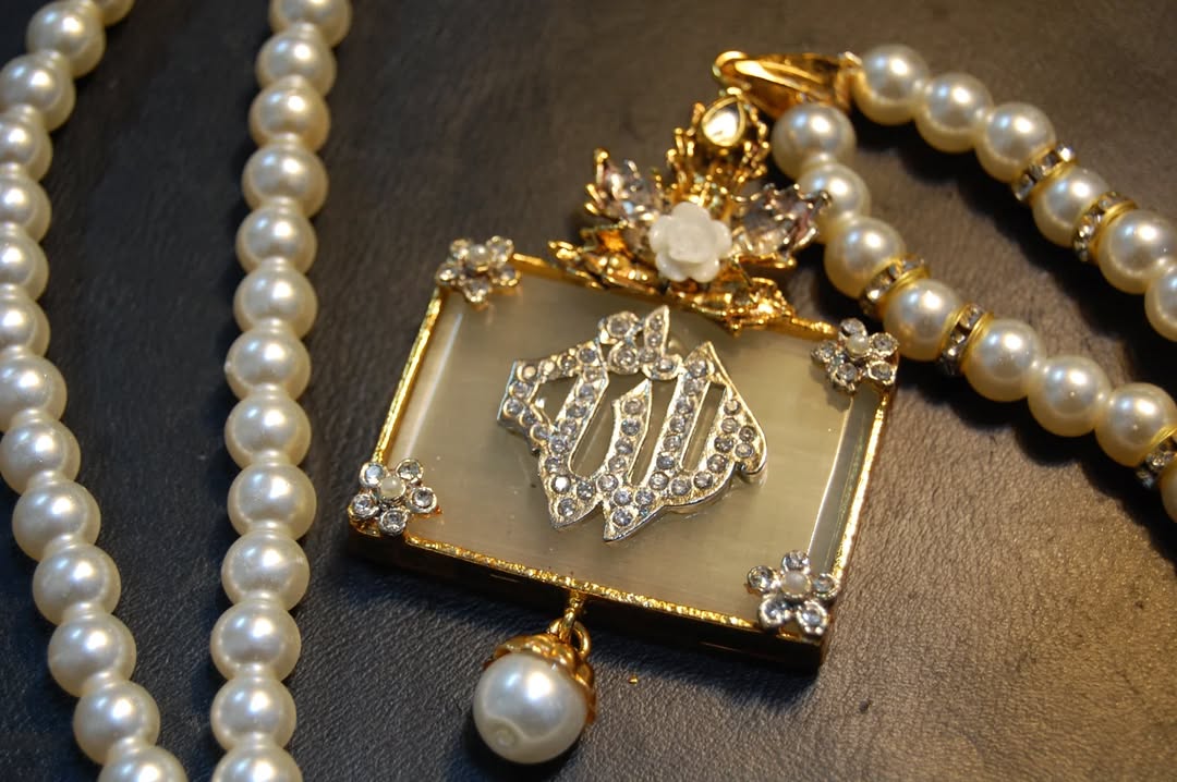 CALLIGRAPHIC PENDENT IN WHITE & PEARL STRING