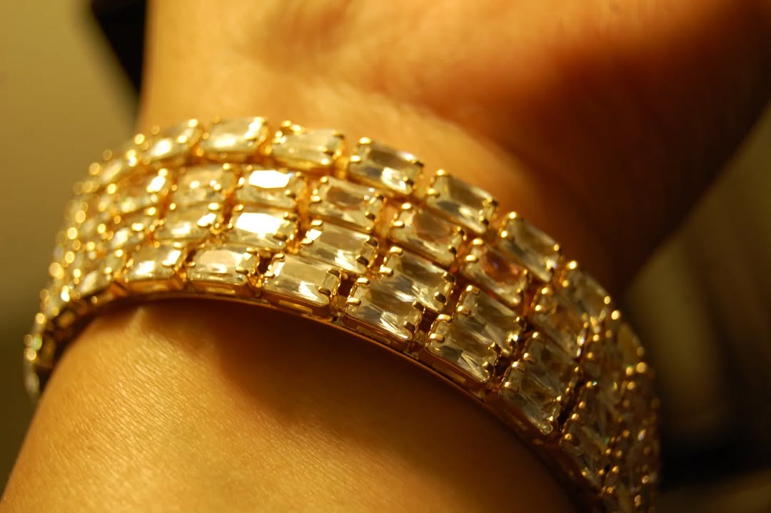 SET OF 4 ZIRCON BANGLES IN GOLDEN BASE
