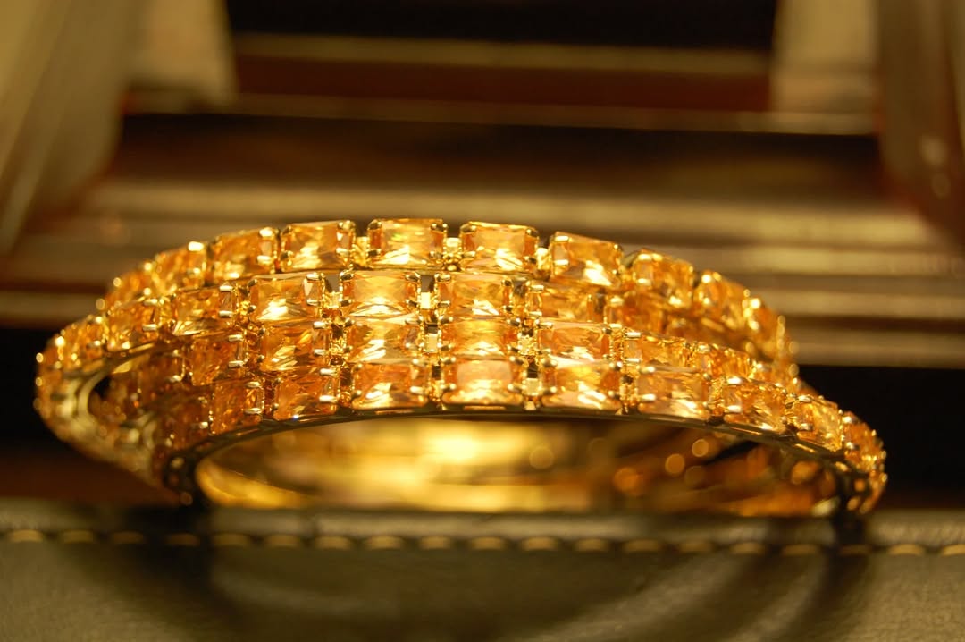 SET OF 4 CHAMPAGNE & ZIRCON BANGLES IN GOLDEN BASE
