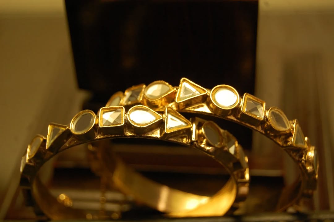 PAIR OF ELEGANT KUNDAN BANGLES