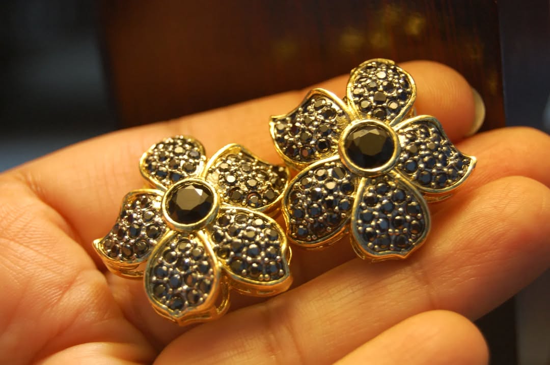 FLORAL BLACK EARRINGS