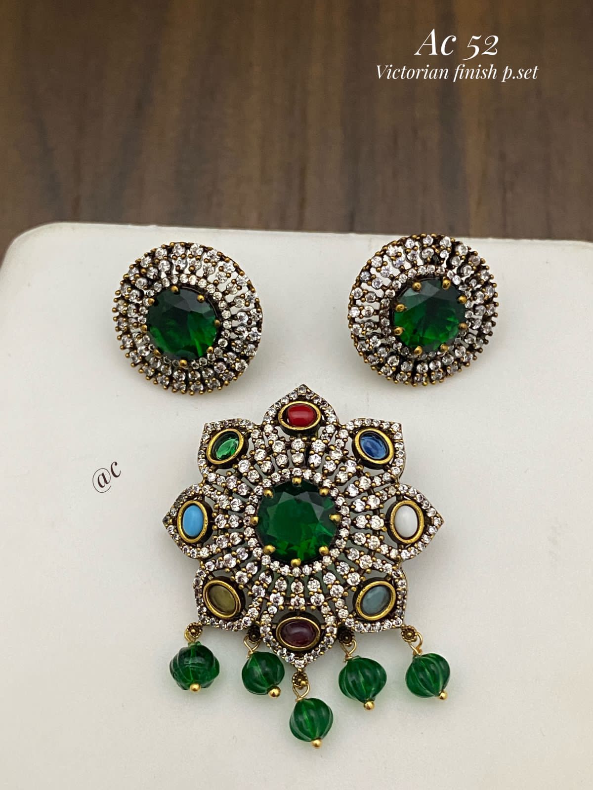 ELEGANT MULTI PENDANT SET