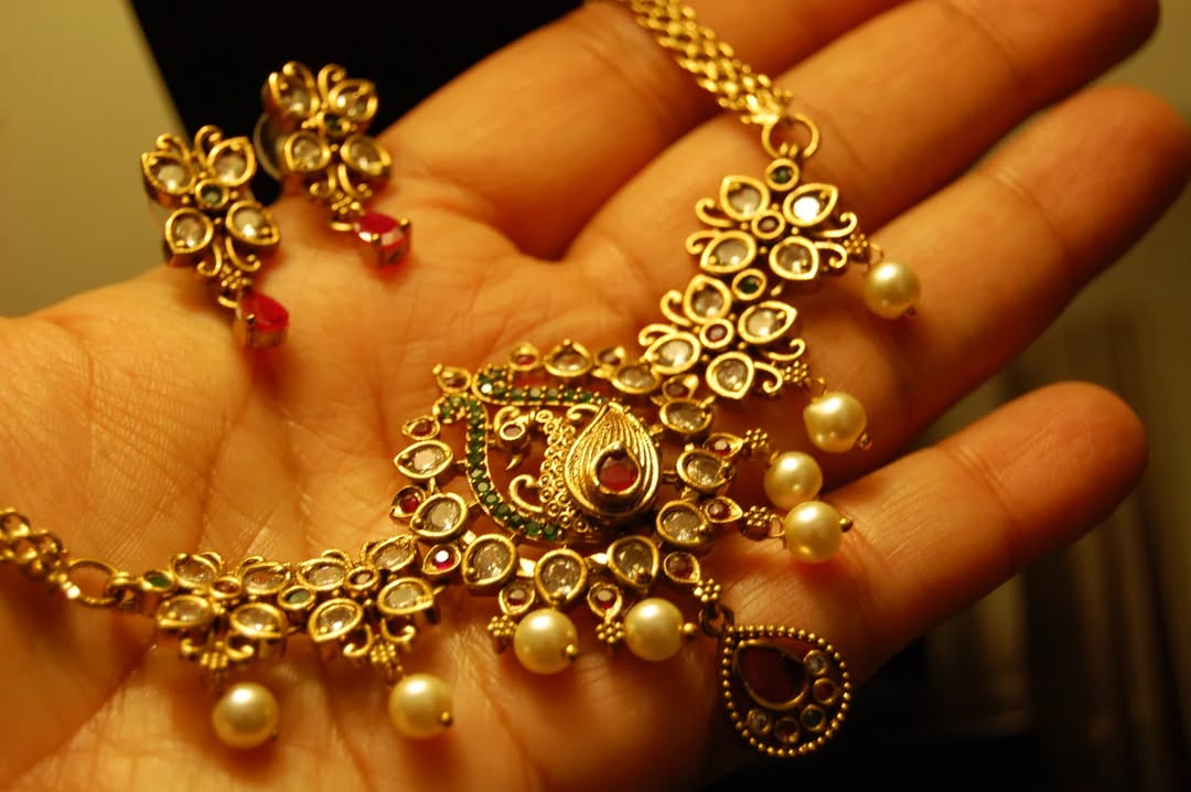 ELEGANT SOUTH INDIAN NECKLACE SET