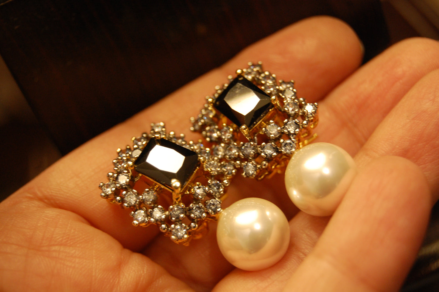 BLACK & PEARL EARRINGS
