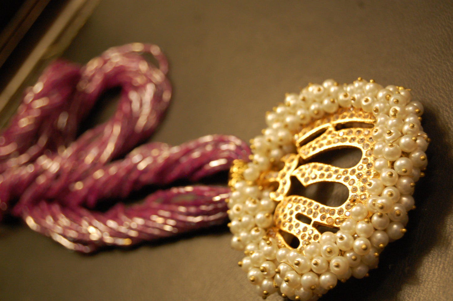 CALLIGRAPHIC PENDENT IN PINK MALA