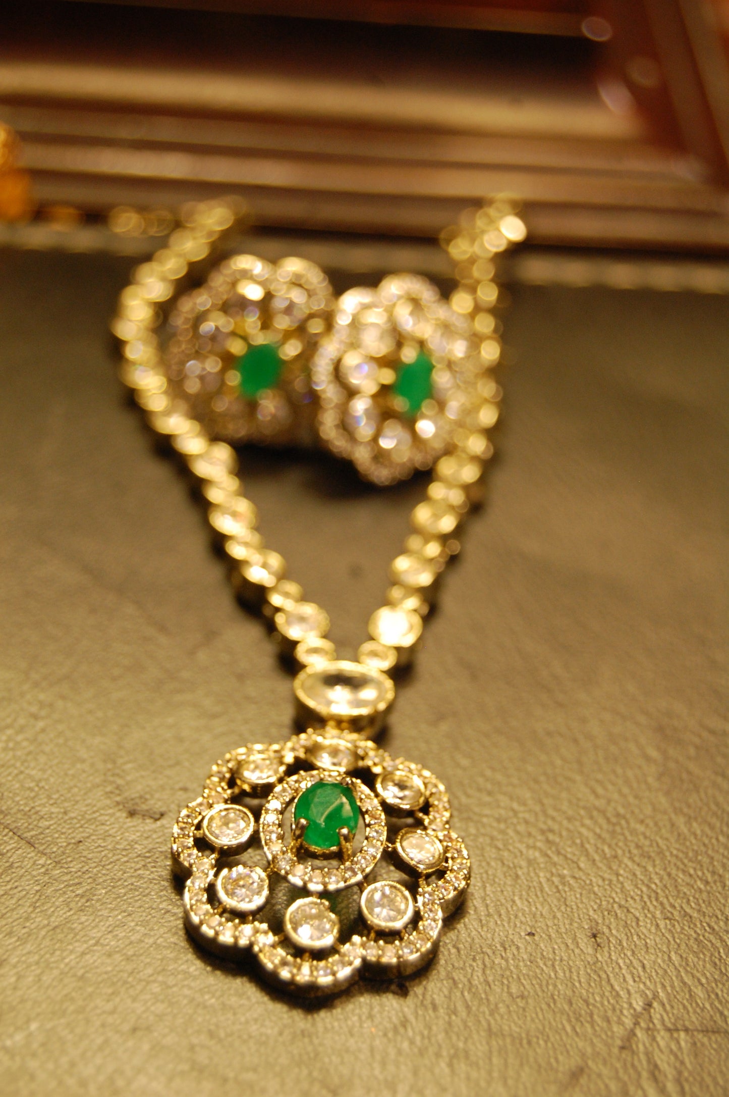 DELICATE GREEN & ZIRCON NECKLACE SET