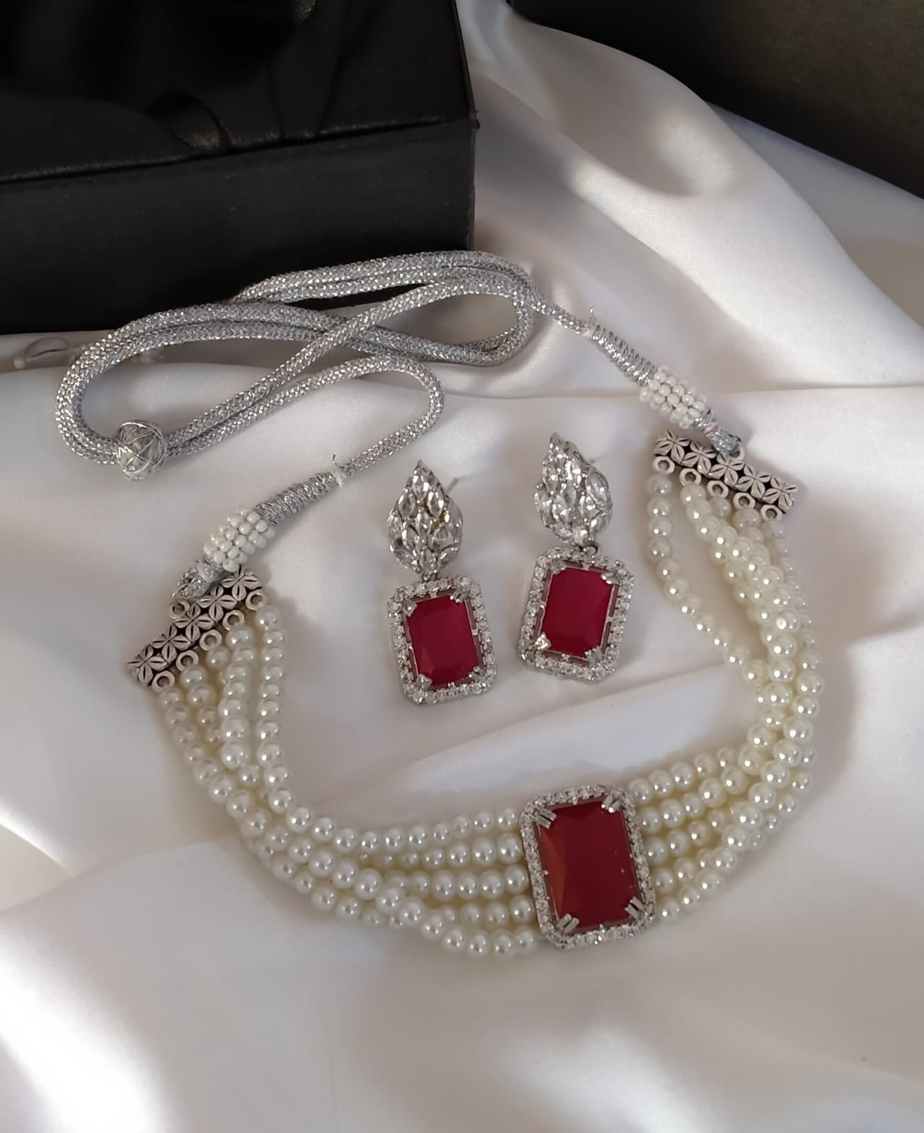ELEGANT PEARL CHOKER SET IN RED