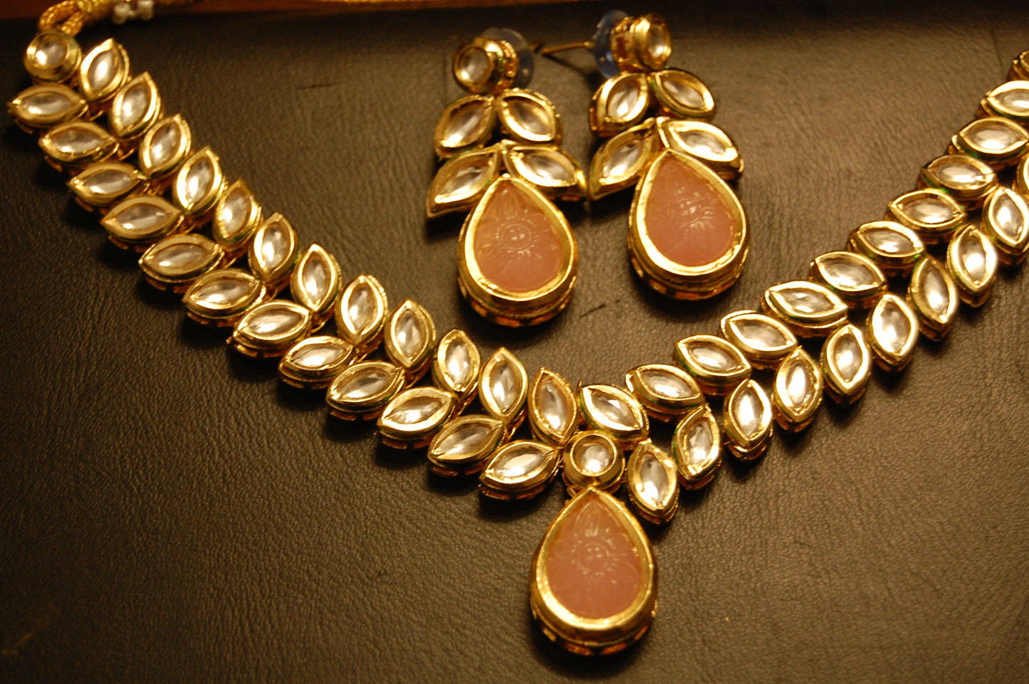 ELEGANT KUNDAN SET