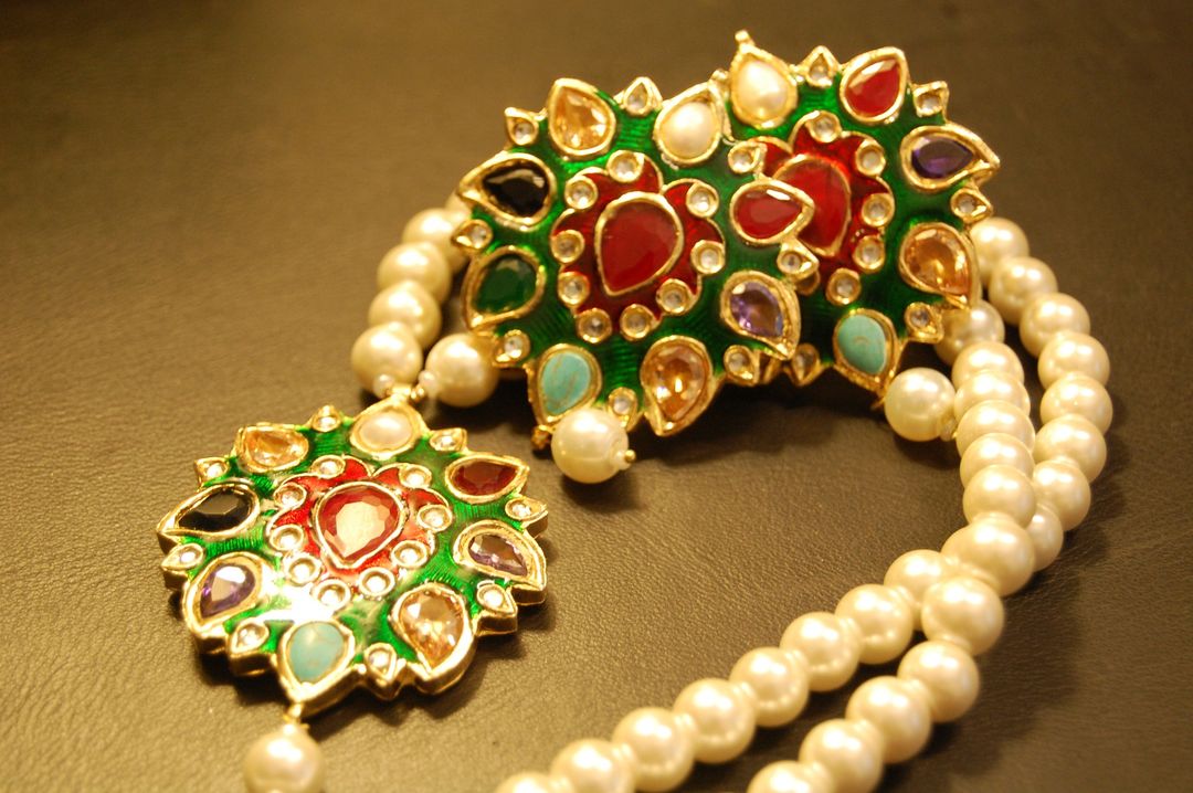 MULTI STONED PENDENT SET IN GREEN MEENA WITH PEARLS STRING